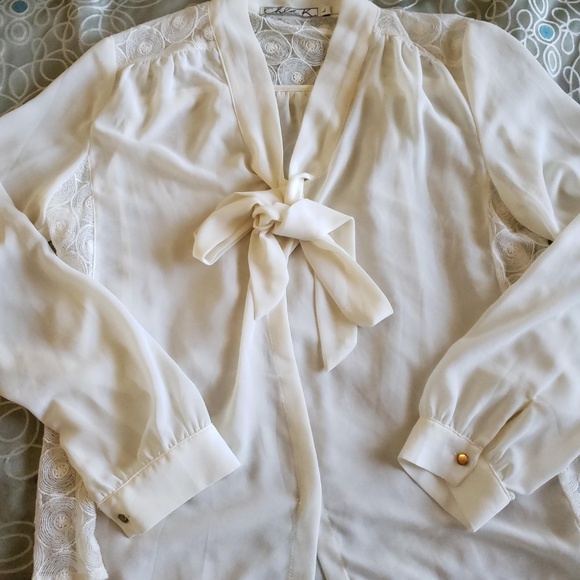 Ribbon blouse - Picture 2 of 5